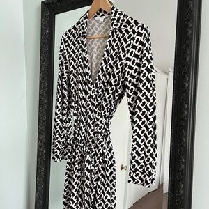 Diane von Furstenburg wrap dress, 100% silk, Black and White Chainlink pattern